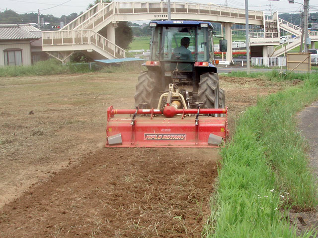 耕起：トラクターを使って田んぼの土を掘り起こし細かくする作業